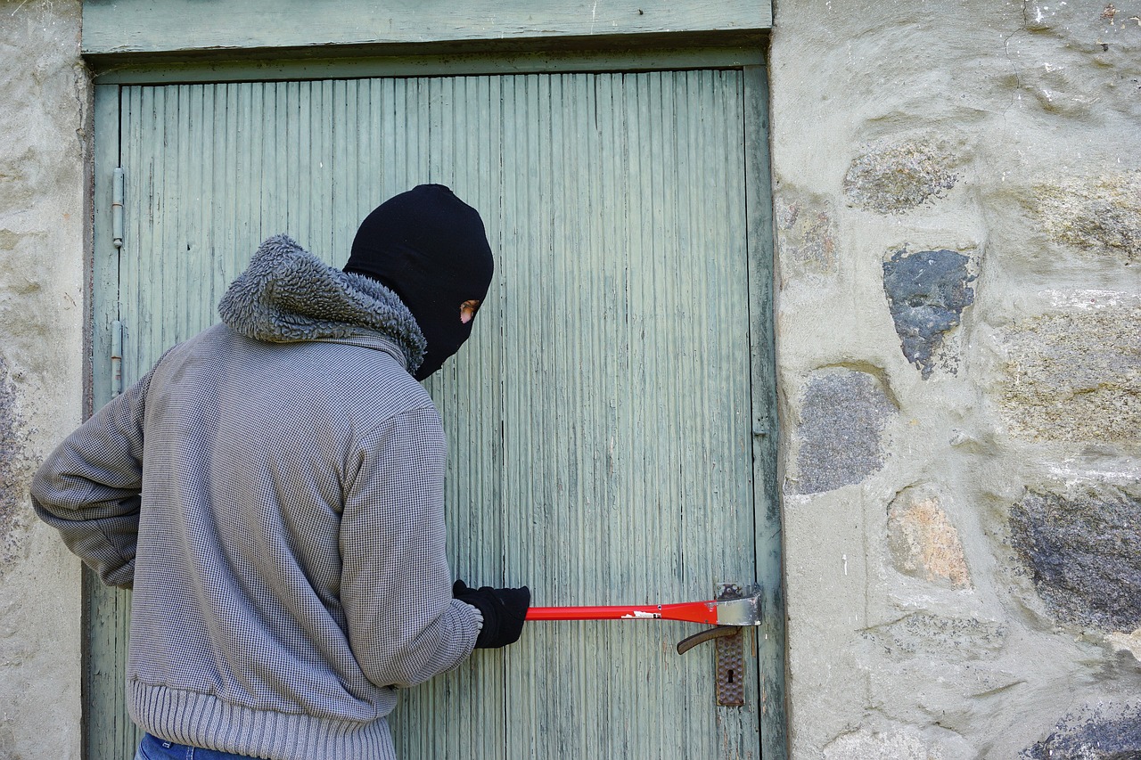 Demonstration eines Einbruchwerkzeugs an einer Türfalz zur Aufklärung über Sicherheit in Uerdingen.